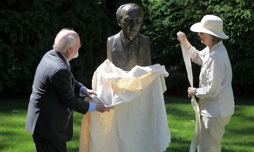 John Williams and Penelope Jencks unveil the sculptor's representation of Aaron Copland. (Photo: Hilary Scott)